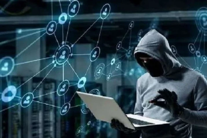 Operation Cyber ​​Shield: रायपुर। रायपुर पुलिस ने ऑपरेशन साइबर शील्ड के तहत साइबर अपराधियों के खिलाफ बड़ी कार्रवाई की है। रायपुर म्यूल बैंक खाता का संचालन करने वाले 8 आरोपियों को ओडिशा, धमतरी और रायपुर से गिरफ्तार किया है।