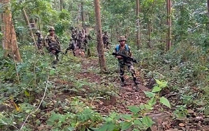 CG News : इंद्रावती नेशनल पार्क में नक्सलियों के खिलाफ बड़ा ऑपरेशन, 4 ढेर, जवान प्राकृतिक चुनौतियों से भी जूझ रहे... CG News : इंद्रावती नेशनल पार्क में नक्सलियों के खिलाफ बड़ा ऑपरेशन, 4 ढेर, जवान प्राकृतिक चुनौतियों से भी जूझ रहे...
