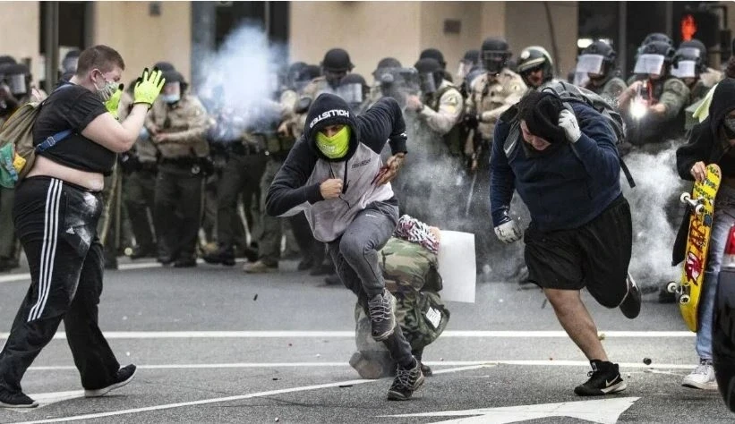 Los Angeles: Riots broke out in Los Angeles, America, Trump deployed 2000 soldiers, governor came out in protest