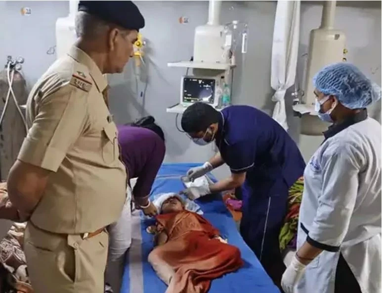 Child fell from emergency door of Kurla-Shalimar Express, accident happened near Dongargarh-Jataknahar railway line, referred to Mekahara