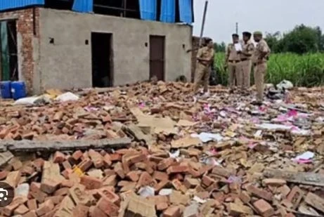 Blast in a firecracker factory in Amroha, 5 women died, 12 seriously burnt, fire brigade team present on the spot