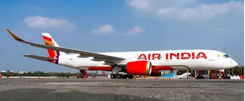 Air India: नई दिल्ली/पुणे। एयर इंडिया के विमान को एक बार फिर दिक्कतों का सामना करना पड़ा है। दिल्ली से पुणे के जा रहा एयर इंडिया का विमान शुक्रवार को एक पक्षी से टकरा गया।