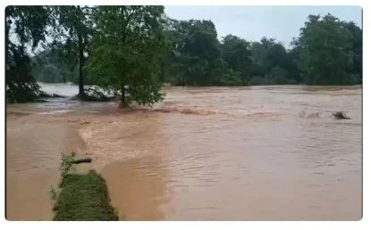 CG News: Sudden flood in Mani river, two children including a woman who came to collect Khukhri went missing, SDRF team engaged in search