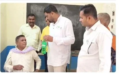 Viral News: बालोद। छत्तीसगढ़ के बालोद जिले में प्रधान पाठक नशे में धुत्त होकर स्कूल पहुंचे। मिली जानकारी के अनुसार, कन्या प्राथमिक स्कूल चिपरा में प्रधान पाठक सरजू राम ठाकुर नशे की हालत में स्कूल पहुंचे थे।