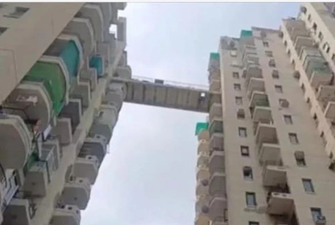 greater faridabad, bank manager died ,skywalk 14th floor collapsed