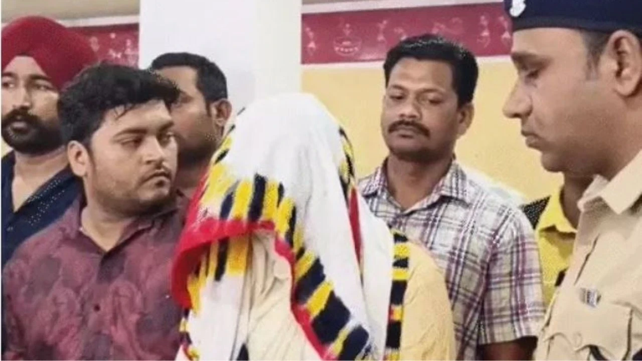 Raipur City Crime: सूटकेस हत्याकांड की मिस्ट्री सुलझी, मर्डर के बाद 48 घंटे फ्लैट में रखी लाश, मारने से पहले खूब खिलाया पिलाया, कपल्स सहित 4 आरोपी गिरफ्तार Raipur City Crime: सूटकेस हत्याकांड की मिस्ट्री सुलझी, मर्डर के बाद 48 घंटे फ्लैट में रखी लाश, मारने से पहले खूब खिलाया पिलाया, कपल्स सहित 4 आरोपी गिरफ्तार