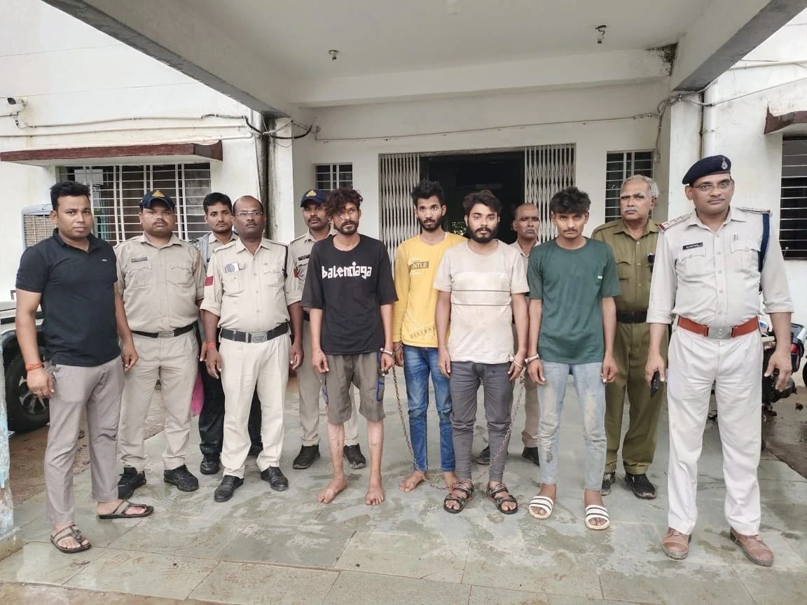 पुलिस की बड़ी कामयाबी, नेशनल हाईवे पर लूट मचाने वाले फिल्मी स्टाइल के गैंग का पर्दाफाश पुलिस की बड़ी कामयाबी, नेशनल हाईवे पर लूट मचाने वाले फिल्मी स्टाइल के गैंग का पर्दाफाश
