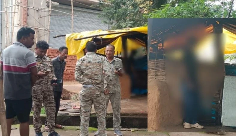 cg-news-sarpanchs-husbands-body-found-hanging-from-a-noose-in-front-of-sp-office-police-present-on-spot