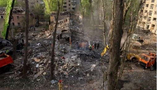 Russia Ukraine War: मास्को/कीव। अमेरिकी हथियारों की आपूर्ति रुकते ही रूस ने यूक्रेन की राजधानी कीव पर बड़ा हमला कर दिया है। रूस के इस हमले से यूक्रेन में कोहराम मच गया है। पुतिन की सेना ने कीव पर हर 6 सेकेंड पर एक मिसाइल दाग रही है।