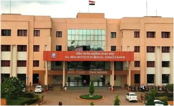 AIIMS रायपुर डॉक्टर्स ने बच्चे के फेफड़े से पिन हटाई