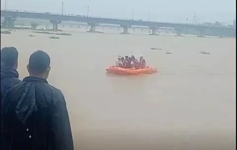CG News, 7 youths trapped in Arpa river, SDRF rescued by boat