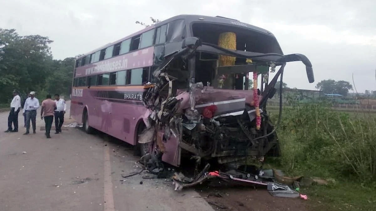 Accident: Manish Travels bus coming from Raipur to Jagdalpur collided with a truck, driver and helper died