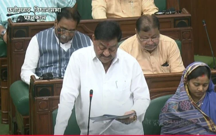 छत्तीसगढ़ विधानसभा में भूपेश बघेल धान खरीदी और नीलामी पर सरकार से जवाब मांगते हुए