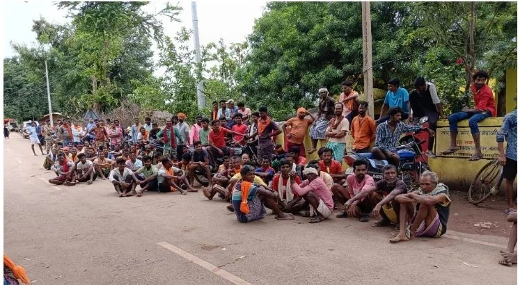Tokapal villagers surround administration team with bulldozers, heavy police deployed