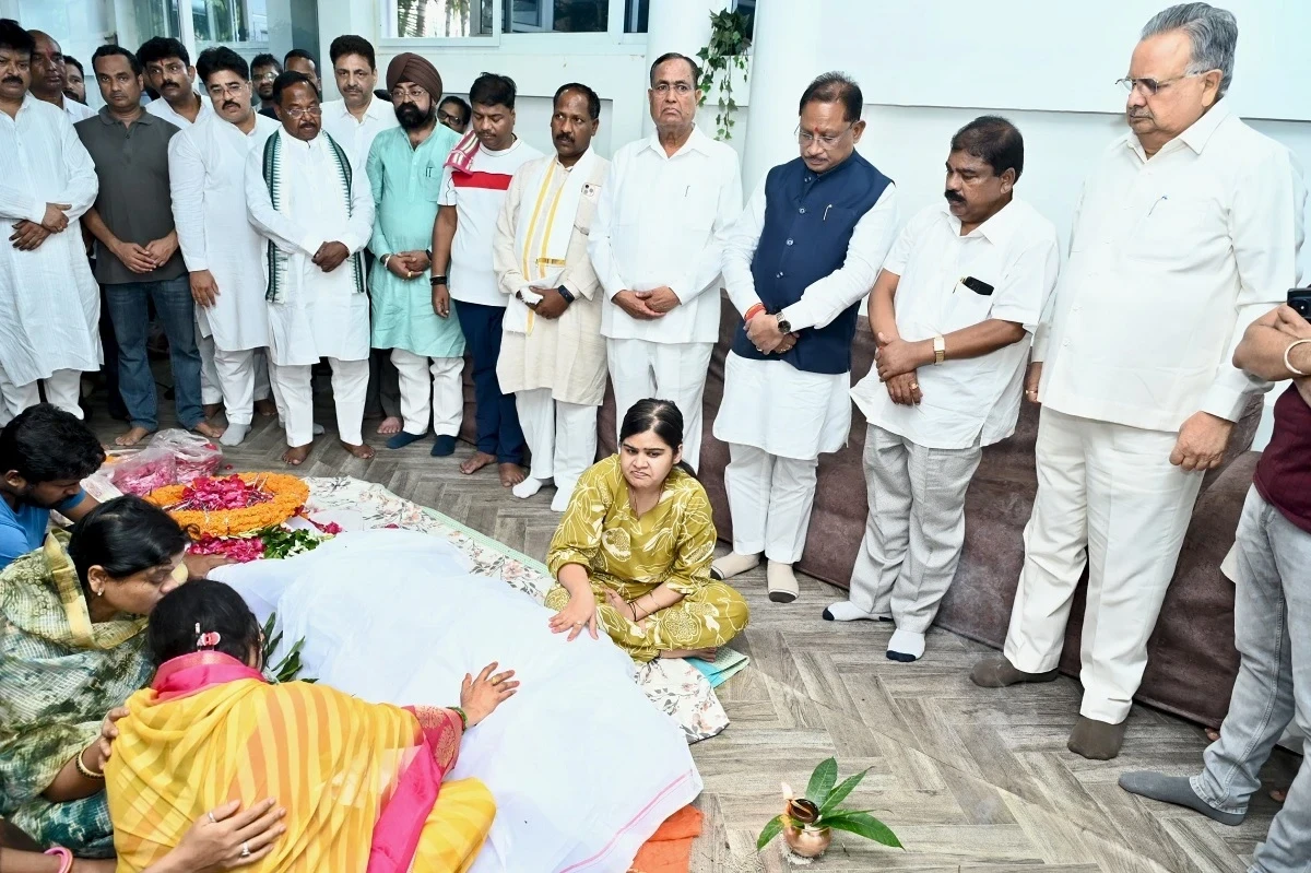 केदार कश्यप के भतीजे को श्रद्धांजलि देते मुख्यमंत्री विष्णुदेव साई और विधानसभा अध्यक्ष