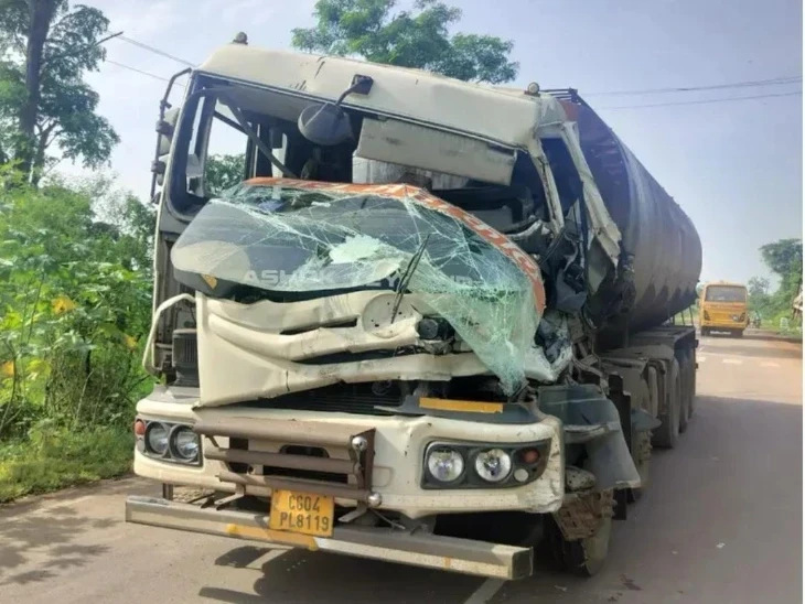 बालोद: छग में ऑयल टैंकर और ट्रक टक्कर के बाद क्षतिग्रस्त वाहन।