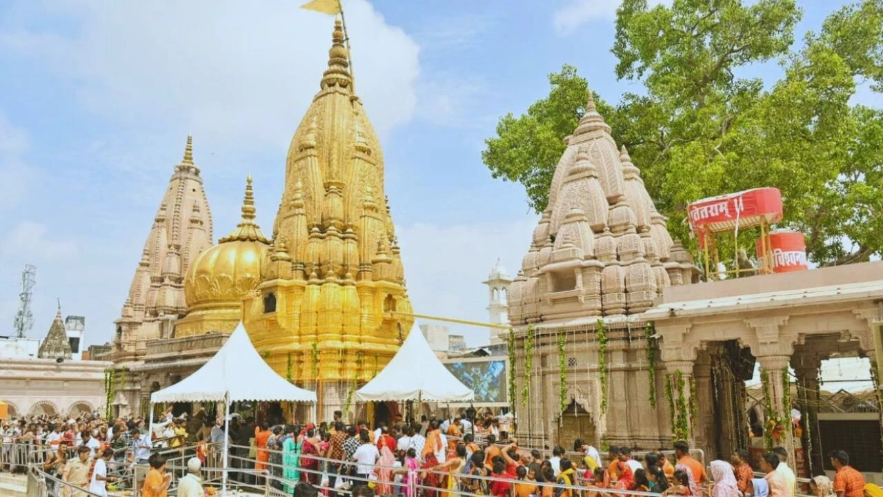 काशी विश्वनाथ मंदिर में सावन के अंतिम सोमवार को जलाभिषेक करते श्रद्धालु।