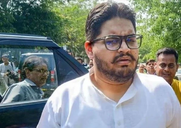 गाजीपुर पुलिस द्वारा लखनऊ के विधायक आवास से उमर अंसारी की गिरफ्तारी का दृश्य।