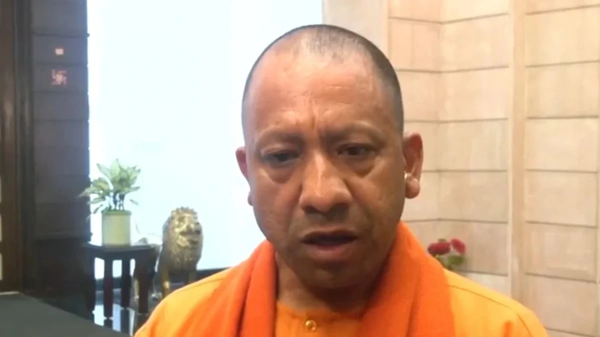 रक्षाबंधन पर यूपी रोडवेज बस में मुफ्त यात्रा की घोषणा का पोस्टर।