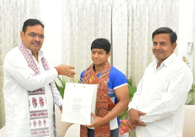 अश्विनी बिश्नोई वर्ल्ड रेसलिंग चौंपियनशिप अंडर-17 में गोल्ड मेडल के साथ।