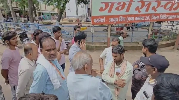 धमतरी के तेलीनसत्ती गांव में कांवरियों के साथ हुए सड़क हादसे का दृश्य।