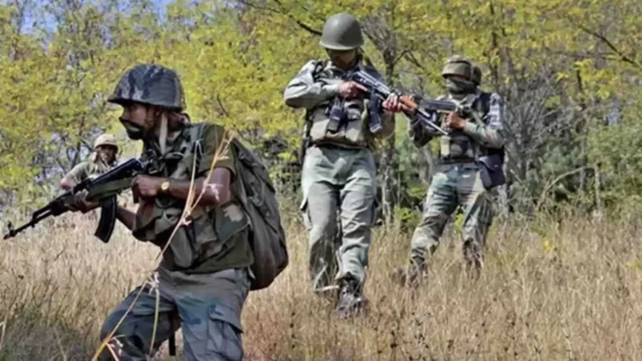 Naxal encounter , Gangalur , Bijapur, one Maoist killed,  firing continues