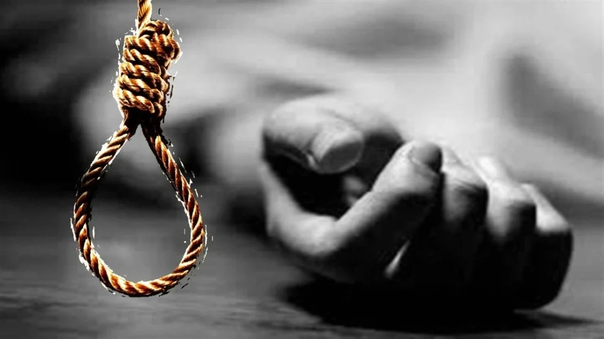 दुर्ग में कॉन्स्टेबल सुरेश साहू की आत्महत्या की घटना की पुलिस जांच, न्यू पुलिस लाइन में फंदे पर लटकी लाश।