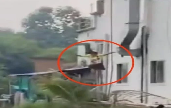 कसडोल के होटल पैराडाइज की तीसरी मंजिल से युवती के छलांग लगाने का वायरल वीडियो दृश्य।