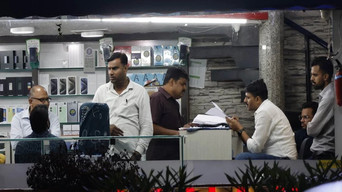 Central GST officials conducting a raid on iPhone mobile traders in Raipur, uncovering Rs 4 crore tax evasion.