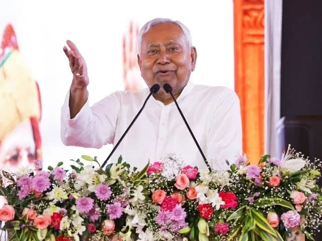 Bihar CM Nitish Kumar announcing Rs 100 competitive exam fee and free mains on Independence Day 2025.