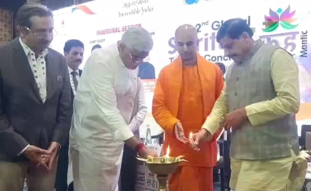 मुख्यमंत्री मोहन यादव और केंद्रीय मंत्री गजेंद्र सिंह शेखावत उज्जैन में वैश्विक आध्यात्मिक पर्यटन सम्मेलन का शुभारंभ करते हुए।