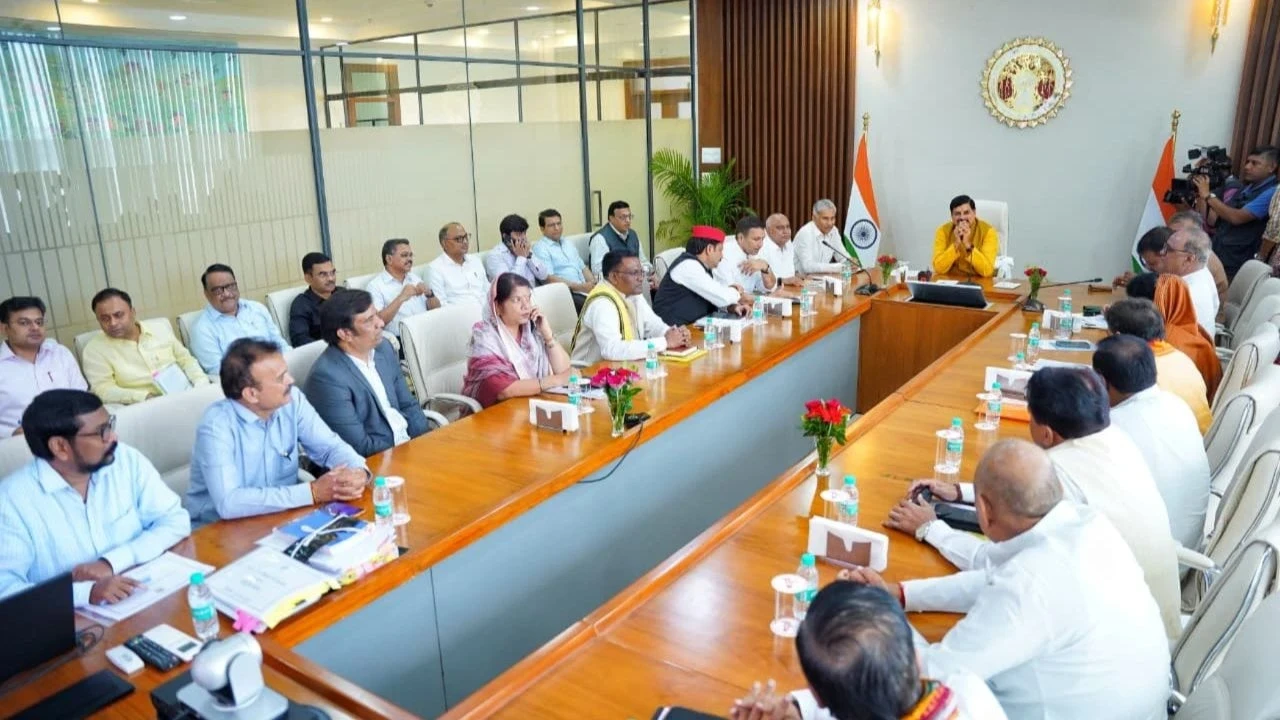 मध्य प्रदेश में ओबीसी आरक्षण पर सर्वदलीय बैठक, सीएम मोहन यादव के साथ कांग्रेस, सपा, बसपा नेता।