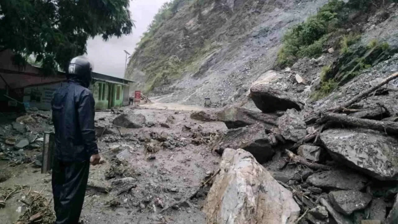 उत्तराखंड के चमोली और रुद्रप्रयाग में बादल फटने से मलबे में दबे गांव, राहत और बचाव कार्य जारी।