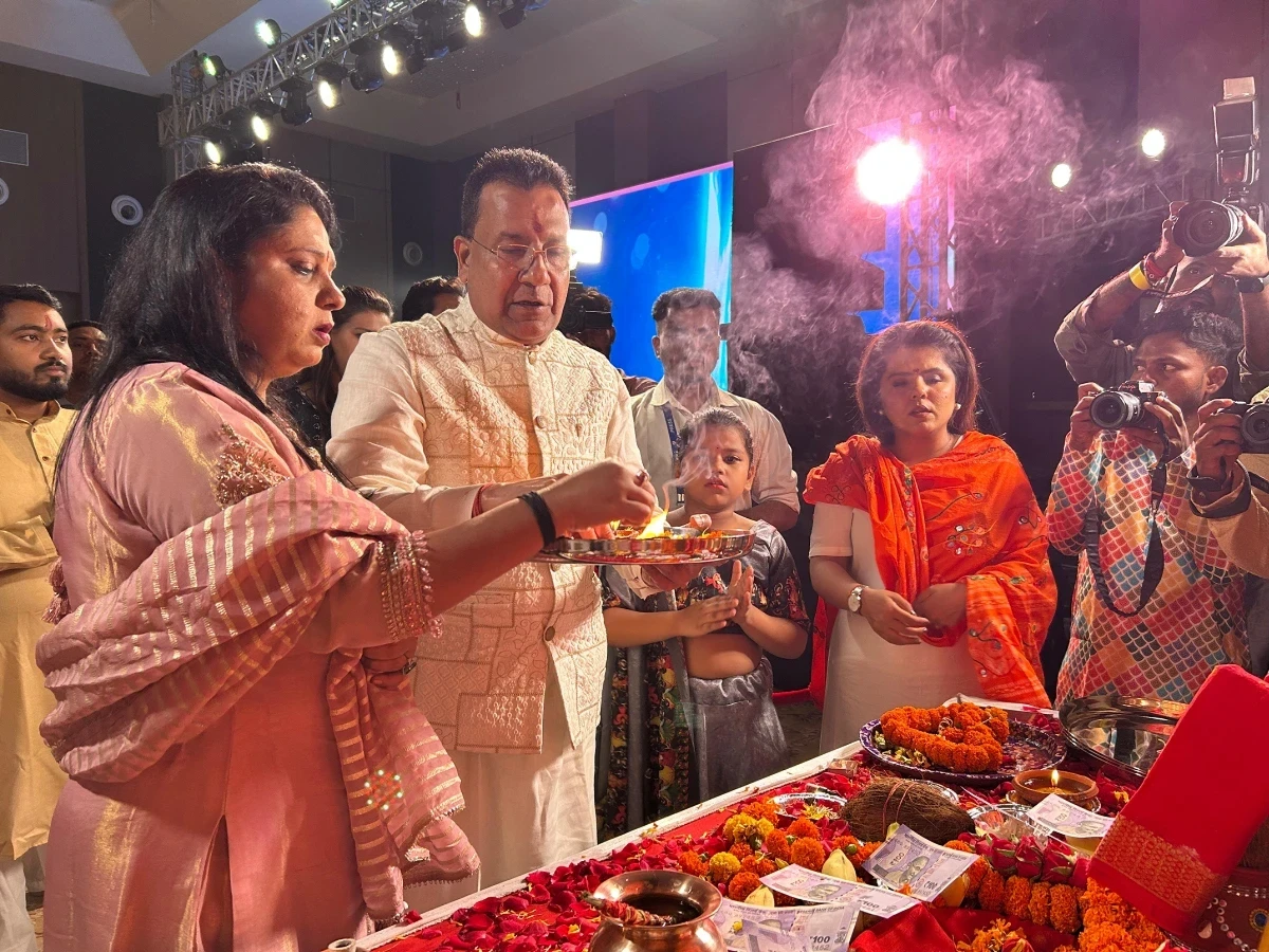 Raas Garba: एशियन न्यूज और न्यूजप्लस 21 के रास गरबा-2025 का आगाज, CMD सुबोध सिंघानिया ने की विधि-विधान से पूजा...