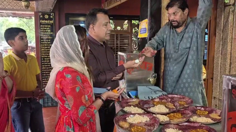 Raipur City News : एशियन न्यूज और न्यूज प्लस 21 के सीएमडी सुबोध सिंघानिया ने काली माता मंदिर में लिया मां का आशीर्वाद, ट्रस्ट ने किया भव्य भंडारा का आयोजन