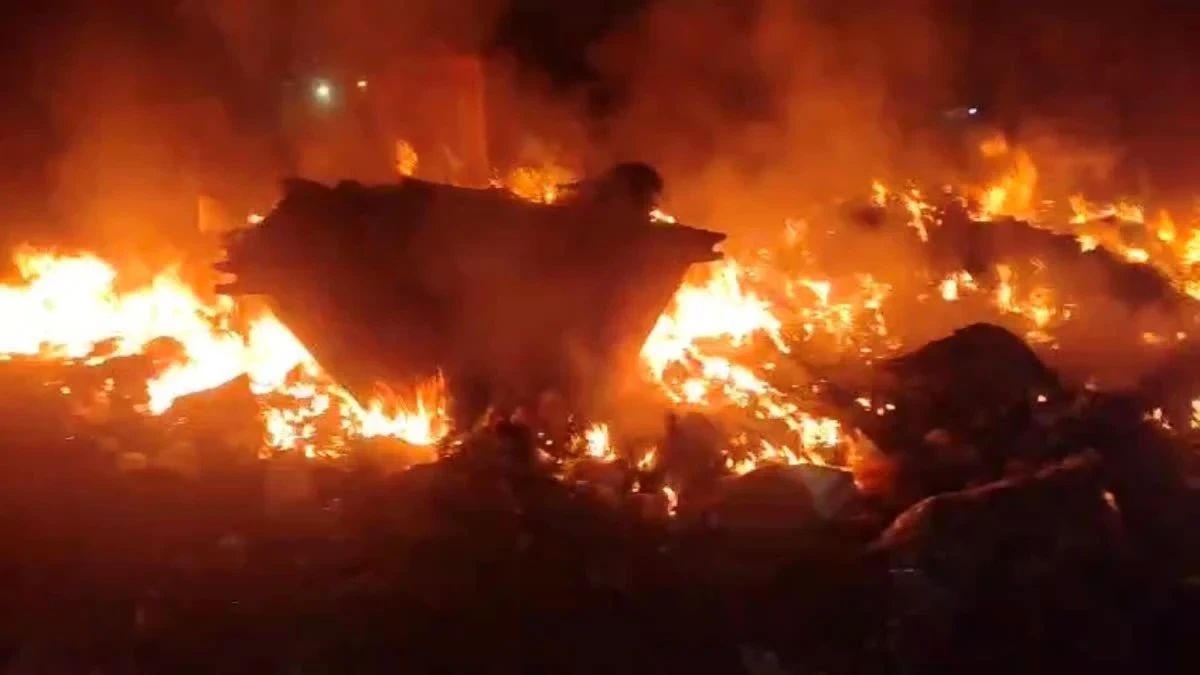 Delhi scrap warehouse fire