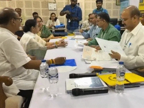 ममता बनर्जी भवानीपुर सीट से नामांकन दाखिल करते हुए, चुनावी मुकाबले में शुभेंदु अधिकारी से टक्कर।