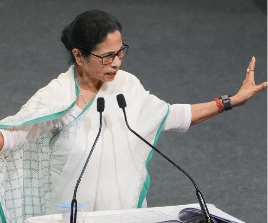 चुनावी रैली में ममता बनर्जी भाषण देते हुए, भाजपा पर आरोप लगाते हुए और समर्थकों को संबोधित करती हुई।