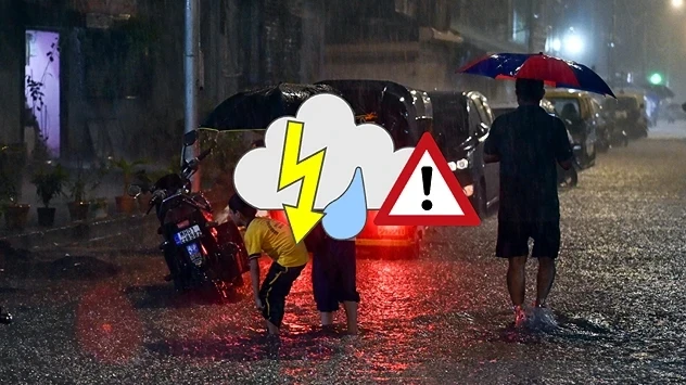 बारिश के दौरान काले बादलों से घिरा आसमान और तेज हवा के बीच सड़क पर चलते लोग