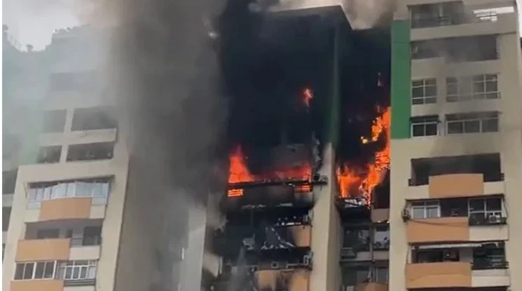 UP News, Massive fire at Gaur Green Avenue Society , Ghaziabad