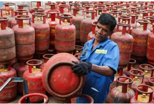 Commercial Gas Cylinder Rate Hiked By 993 Rs