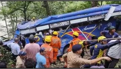 Himachal Pradesh , Traveler Vehicle, Plunges Into Gorge, Himachal, Chamba, 6 Dead,Himachal Road Accident