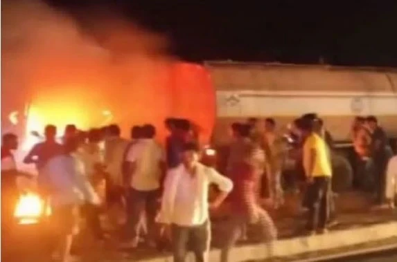 Accident,Passenger bus collides with tanker, 4 burnt alive,Gujarat, Surendranagar