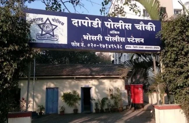 Pune Toxic Liquor Tragedy: महाराष्ट्र के पुणे में जहरीली शराब पीने से 11 लोगों की मौत, कुल मृतकों की संख्या 15 पहुंची। फुगेवाड़ी और हडपसर में हड़कंप, मुख्य आरोपी योगेश वानखेड़े गिरफ्तार। पुलिस अवैध शराब नेटवर्क की जांच में जुटी।