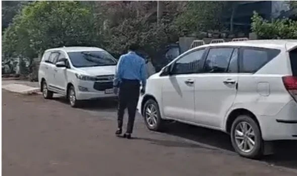 CGPSC Recruitment Scam : रायपुर/भिलाई। सीजी पीएससी भर्ती घोटाले से जुड़े मामले में परीक्षा नियंत्रक आरती वासनिक के रायपुर स्थित घर में कार्रवाई चल रही है। इसके अलावा राज्यपाल के पूर्व सचिव अमृत खलखो के भिलाई निवास पर भी जांच चल रही है।