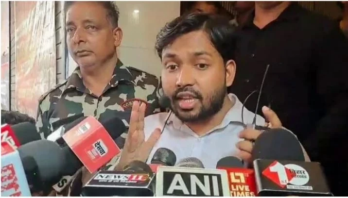 पटना। Khan Sir Surrender Patna Civil Court: बिहार के पटना में खान ग्लोबल स्टडीज सेंटर में फायरिंग मामले में कोचिंग गुरु खान सर अपने वकील के साथ के साथ सरेंडर करने पटना सिविल कोर्ट पहुंच गए हैं।