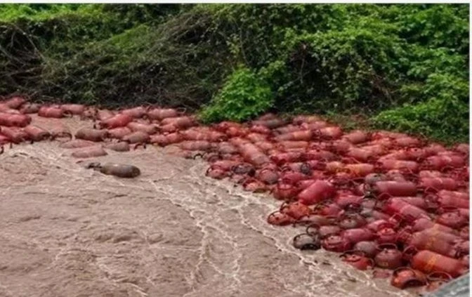 Floods wash 3,000 LPG Cylinders, Maharashtra heavy rain, hpcl patalganga lpg bottling plant