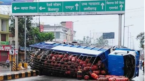 CG News, Truck overturned, Bilaspur,  JP Verma College, Bilaspur City