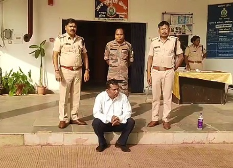Balrampur News:जबरन ग्रामीणों का धर्म परिवर्तन कराने वाले पास्टर को पुलिस की टीम ने किया गिरफ्तार Balrampur News:जबरन ग्रामीणों का धर्म परिवर्तन कराने वाले पास्टर को पुलिस की टीम ने किया गिरफ्तार