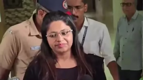 "दिल्ली हाई कोर्ट ने पूर्व आईएएस प्रशिक्षु पूजा खेडकर को गिरफ्तारी पर रोक लगाते हुए धोखाधड़ी और कोटा के गलत लाभ के मामले में राहत दी।"